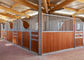 Chuồng ngựa tự do |  Hệ thống chuồng ngựa trong lớp phủ màu đen và gian hàng gỗ tre